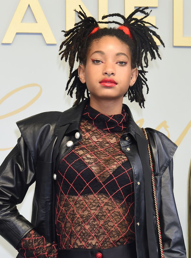 2017 - CHANEL Metiers D'art Collection Paris Cosmopolite Show